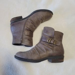 Baretraps Women's booties size 5